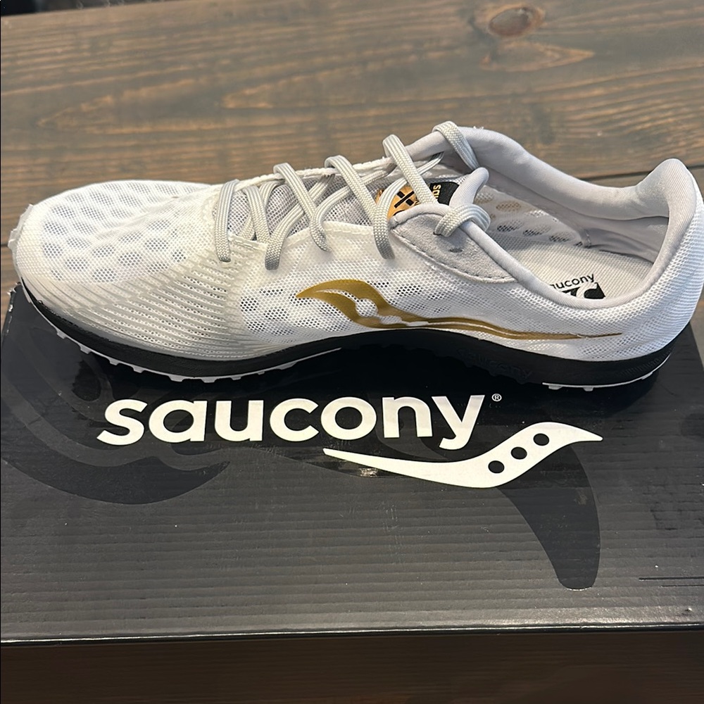 Saucony White Gold Kilkenny XC 9 track shoes
Men’s size 8.5 / Women’s size 10